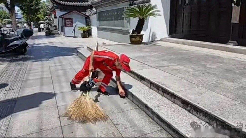 台州这位环卫工把干净名片递到游客手里千余名环卫工人战高温守市容，天台优化作业模式