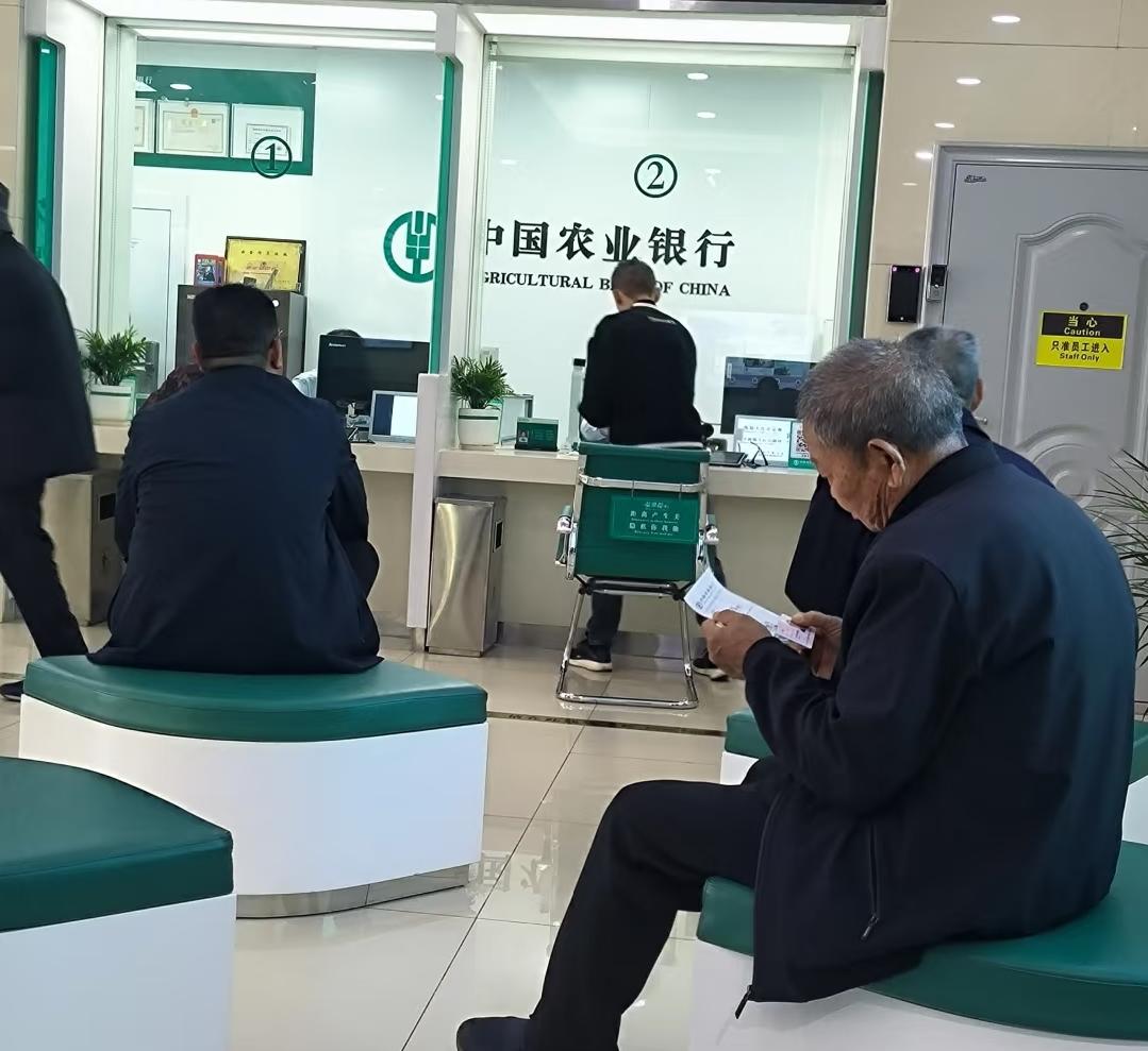 刚存完3000块定期，看着农行存折上多出来的那串数字，心里踏实得不像话！
 
昨