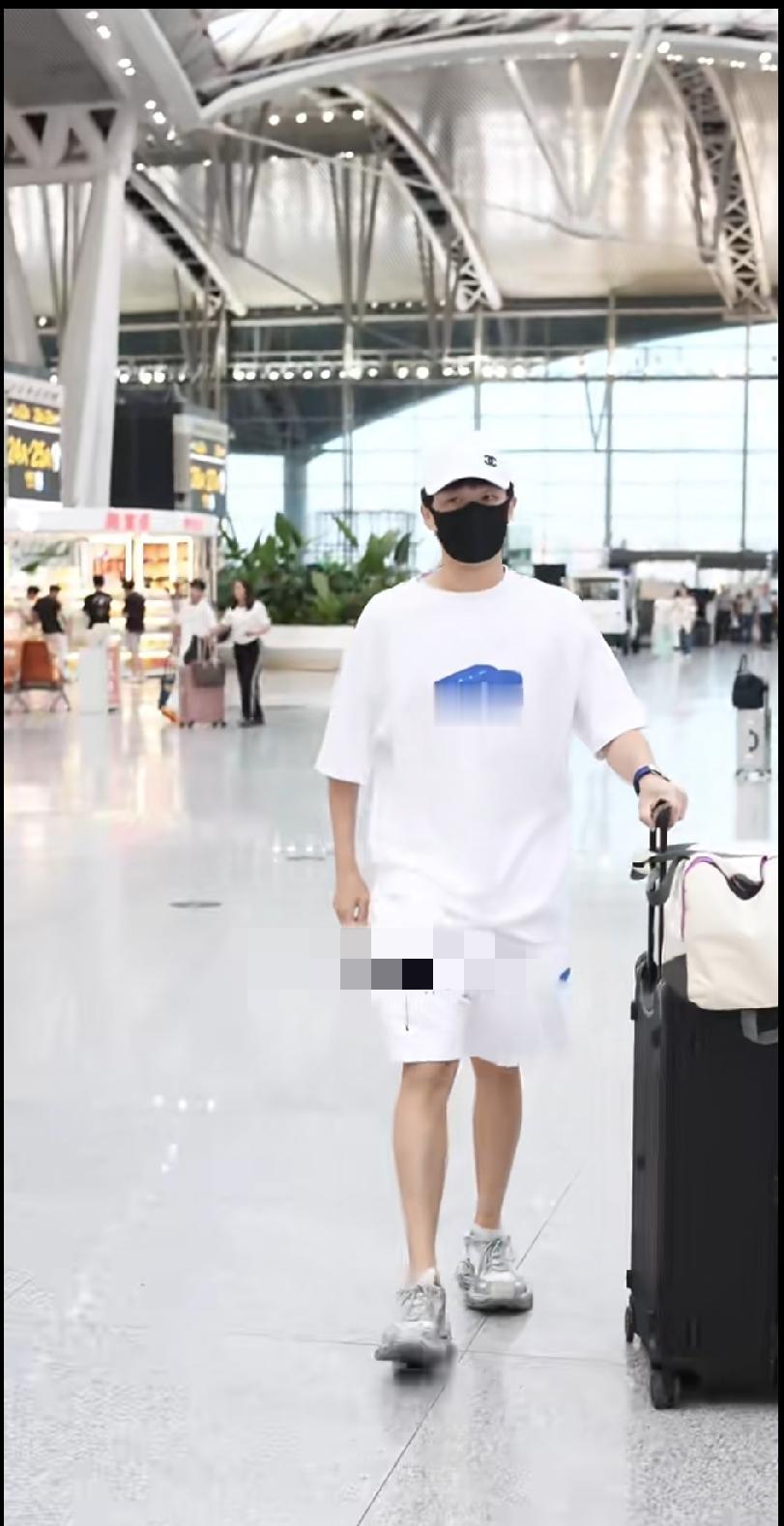 刷到林高远机场视频，一身白衣清爽亮眼
刷到高远机场出行的画面，一身纯白色穿搭，白