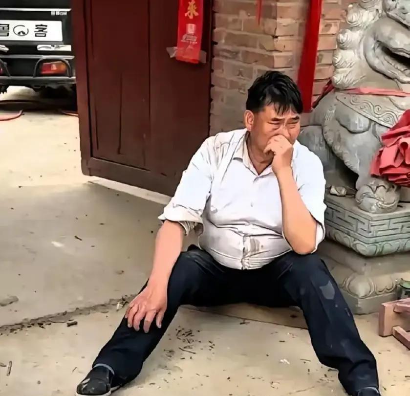 朱之文在山东某地的商演舞台上唱完第一首歌，弯腰向观众致意的时候，胸口那颗金属扣子