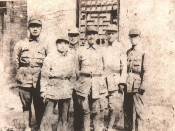 1938年摄于洛川。当时何长工(右二)任抗大一分校校长，黄欧东(右一)任抗大一分