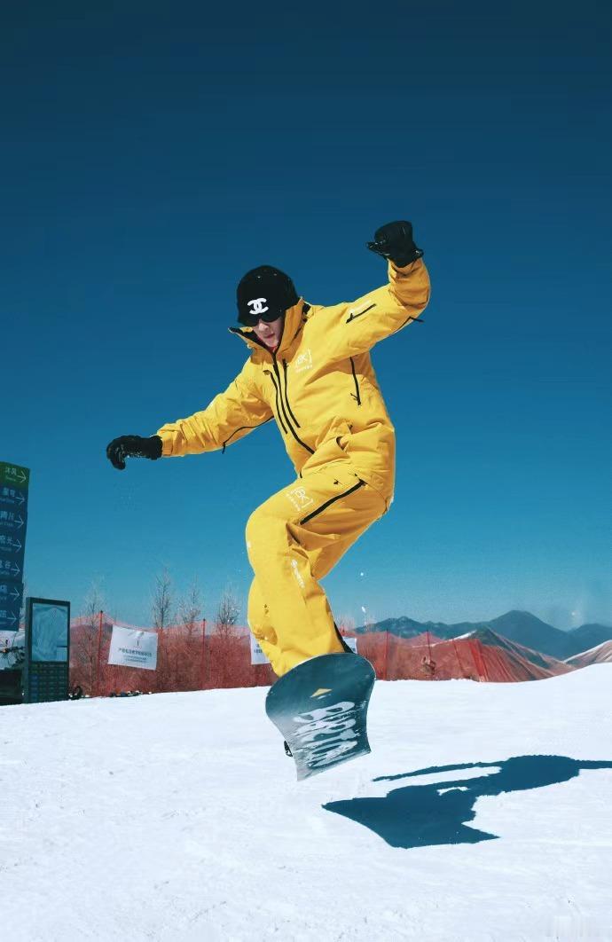 展轩立春滑雪照 展轩黄色滑雪服 展轩立春滑雪照，展轩黄色滑雪服，帅气的滑雪展轩上