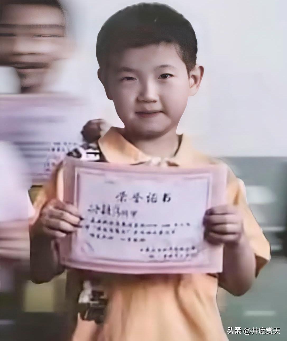 孙颖莎才7、8岁吧，已经开始得名次拿奖状了。我们可以粗略估算一下，按孙颖莎每年参