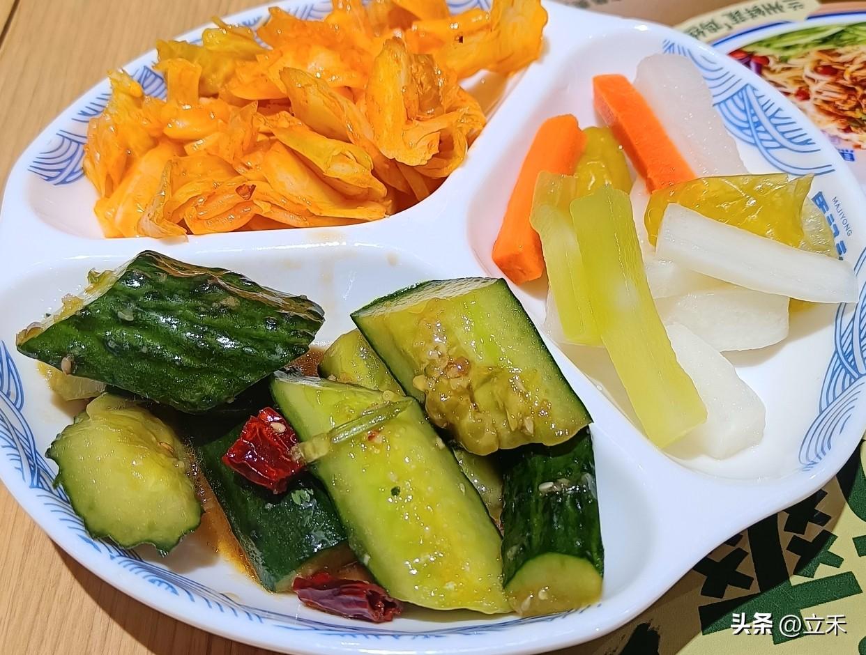 中午吃面条，这家面馆的面条特别好吃，更发现了他家的小菜也特别的爽口，开胃，鲜脆入