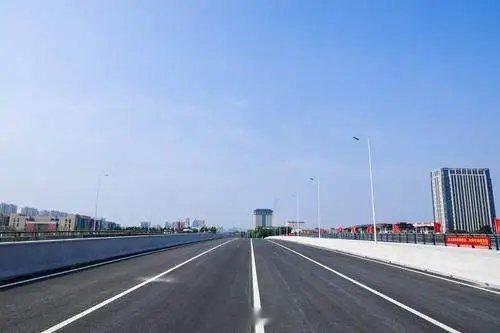 七里河前程大道桥正式通车 6月16日，郑州七里河前程大道桥正式通车。该桥历时14