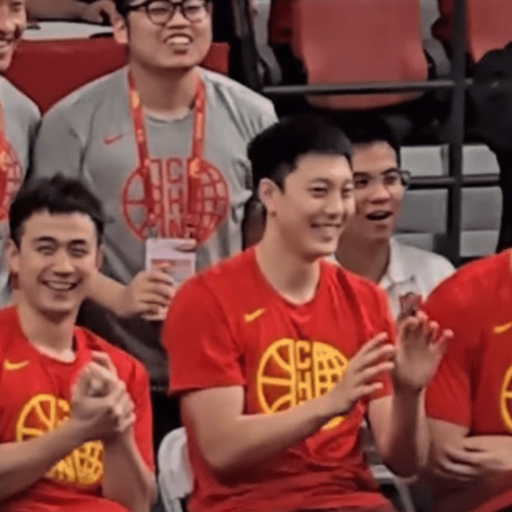 就这么萌萌的庆祝主教练拿下1抢断
