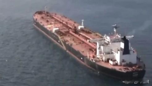 法国扣押的俄罗斯油轮格林旗号在海军和直升机的监督下，于24日被“护送”到法国南部