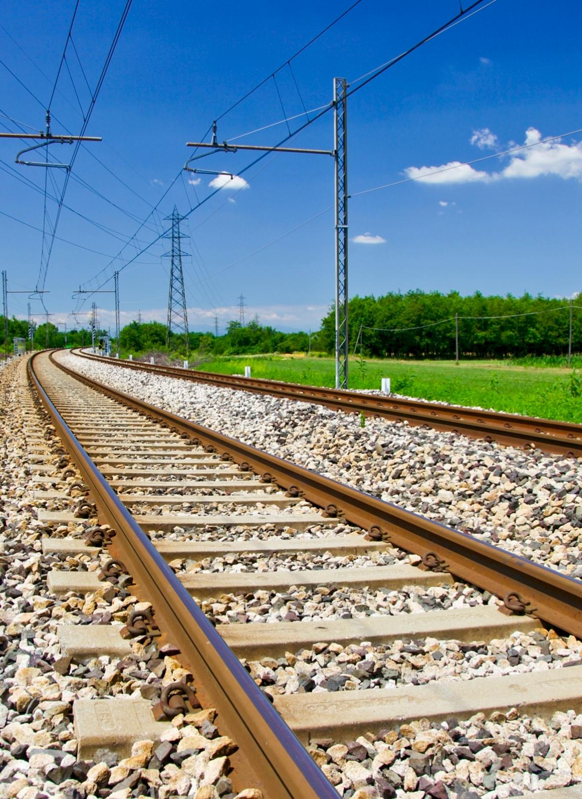 宜昌迎来县县通铁路的大好局面，五峰、长阳、秭归三个国贫县交通地位陡然提升，势必会