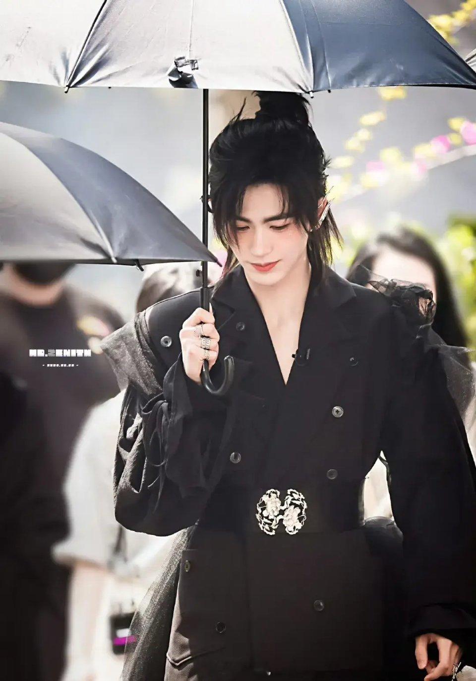 张凌赫《开始推理吧》转场路透 ​​​，造型师上大分[送花花] ​​​