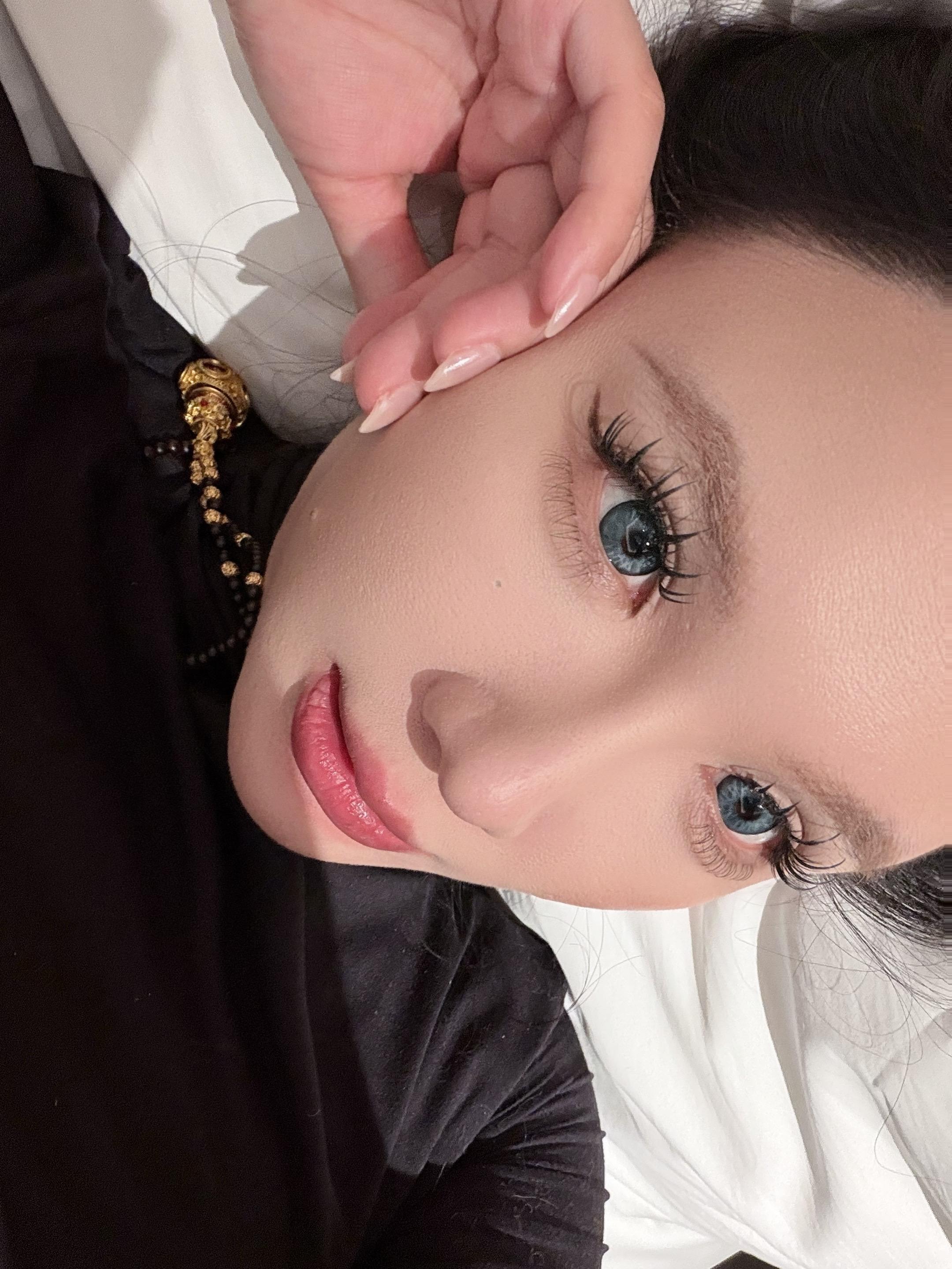 出差被好几个女生问的美瞳，要把这个所有系列买回家，舍不得卸妆