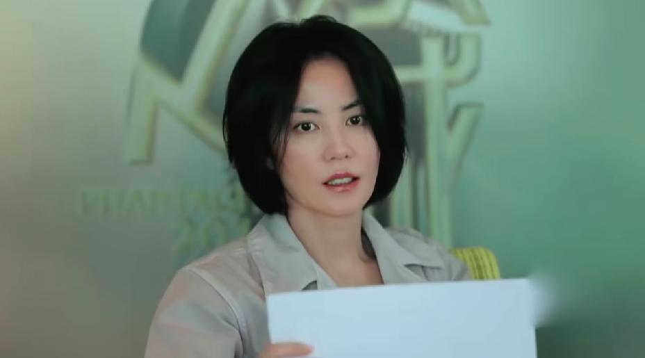 王菲的眼神很纯洁，看着就是个单纯的人，没什么心眼。