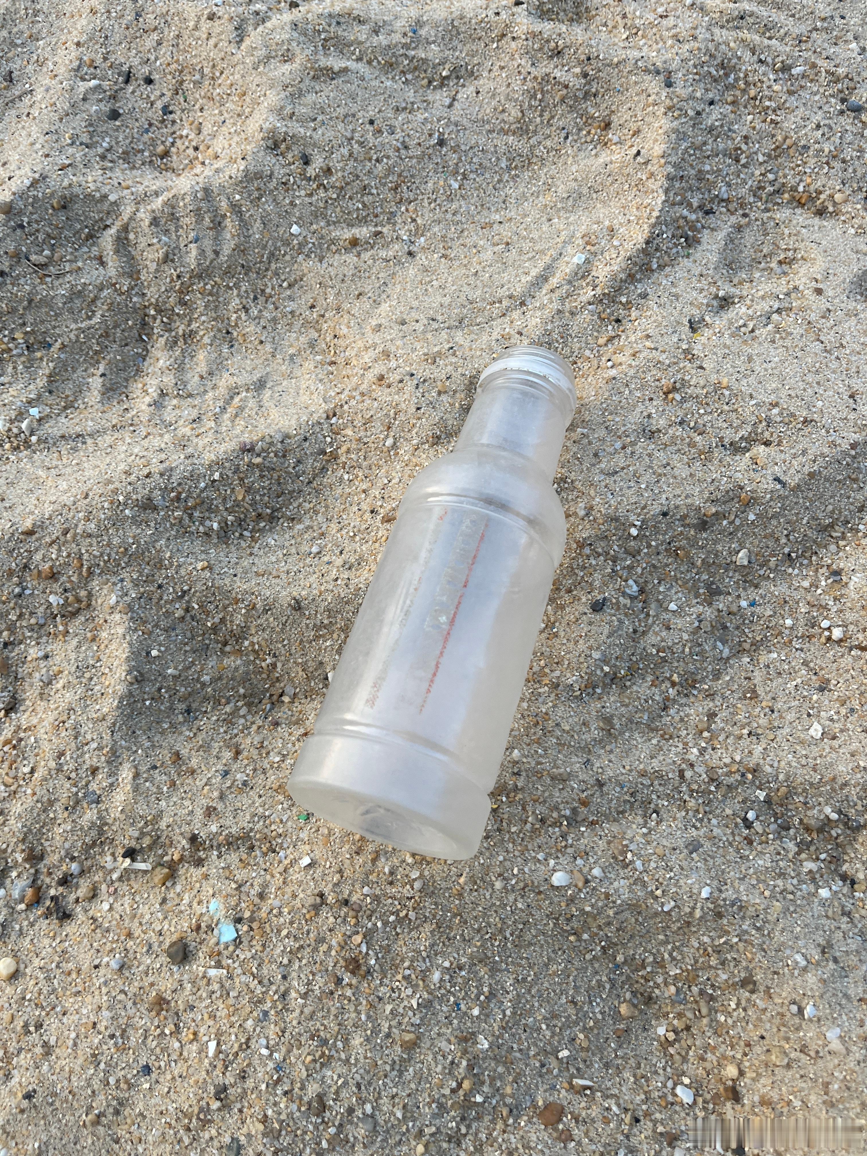 前天晚上在公园玩，柠宝拿这个瓶子玩沙子，一个小女孩过来，直接抢我女儿的瓶子，柠宝