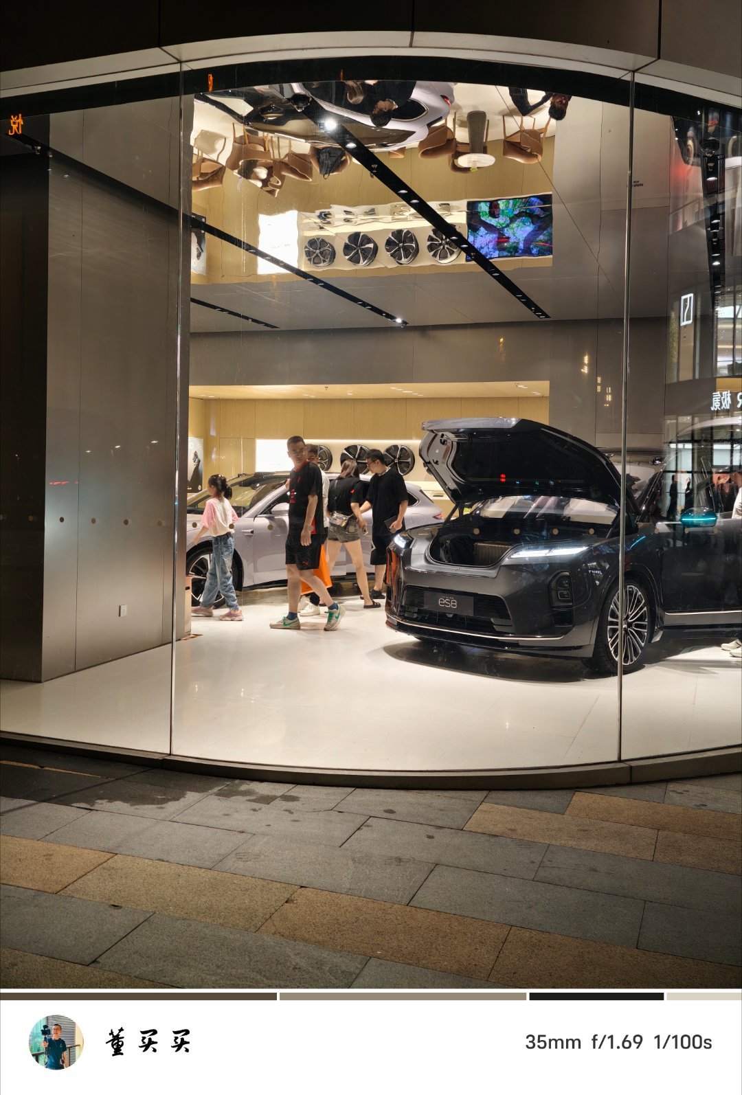 巡店，合肥万象城。NIO House晚上8点半，人流量不错。ES8和ET5里面都