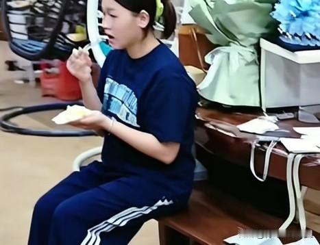 满屋欢声笑语，全红婵静自独坐！冠军背后，她也只是盼着回家的孩子。
全文茂生日，全