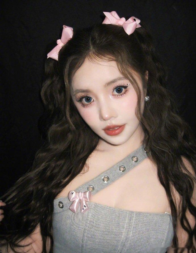 唱跳是安崎的舒适区安崎舞台梦回青你唱跳就是安崎的舒适区，小身材大爆发力，舞台表现