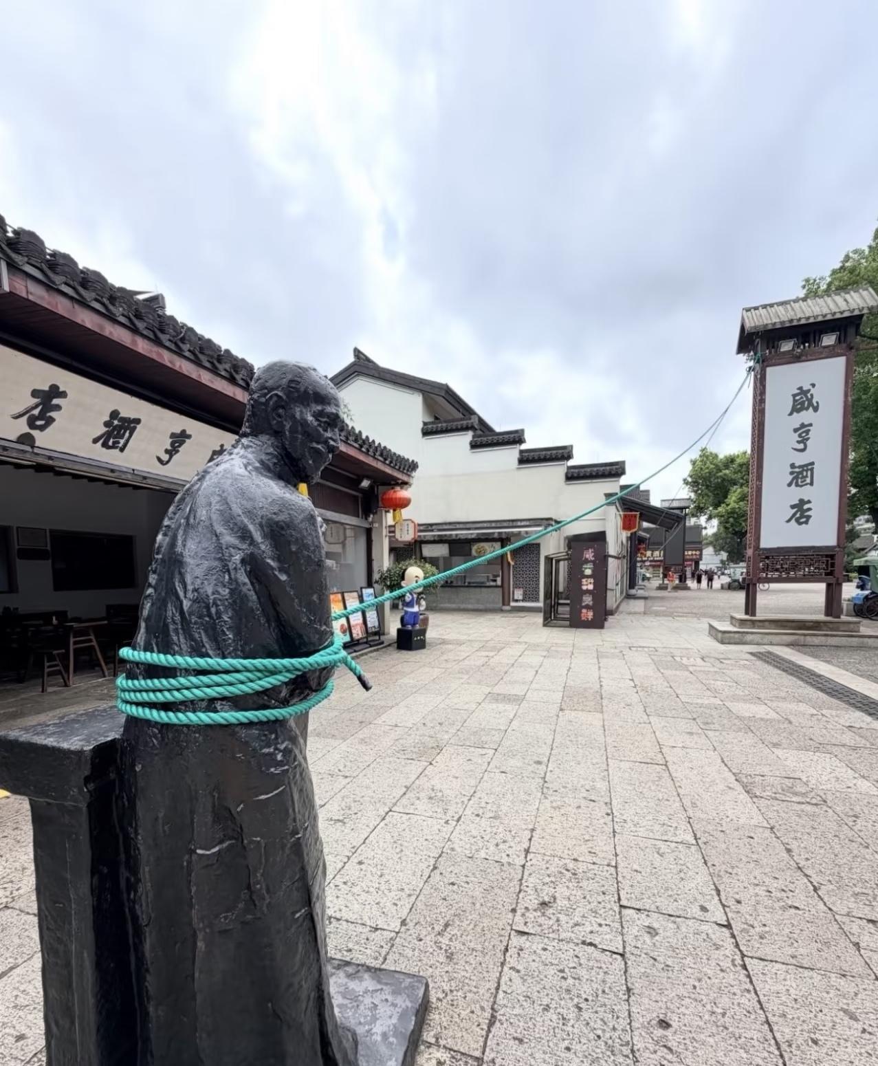 谁说杭州人不尊重台风巴威了？瞧瞧那阵仗！台风快来了，大家立马行动起来。
超市里矿