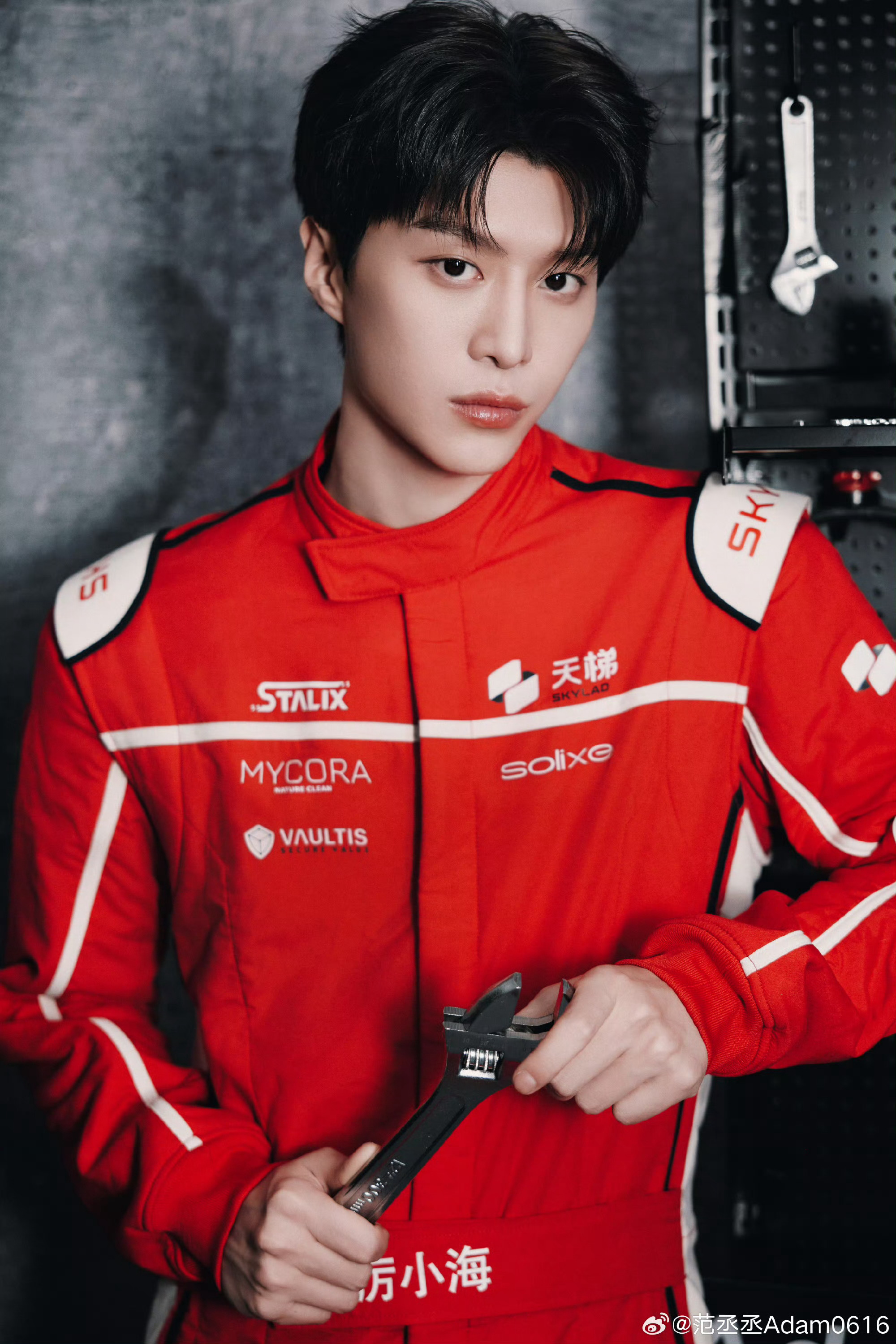 赖伟明学范丞丞的手势舞 照抄广告少带这个范丞丞这么关心范丞丞的话就去电影院看飞驰