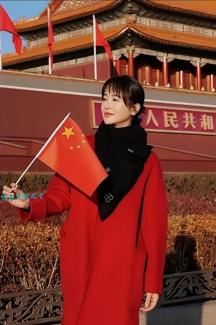 左小青好美啊！一如既往的美，一点也不像46岁，罕见剪齐刘海配红色大衣，愣是美成2