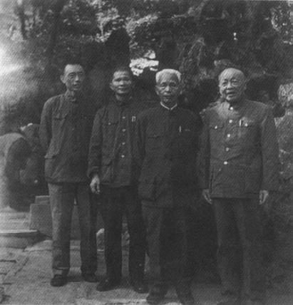 苏步青与早年的学生重游杭州。右起，苏步青、方德植、白正国、叶彦谦。