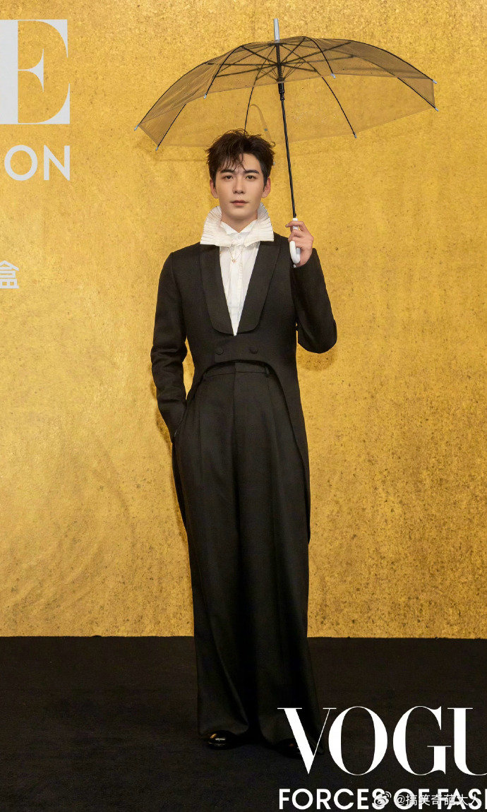 陈星旭vogue上演贵公子 昨晚的VOGUE红毯，陈星旭把复古浪漫演绎到了极致。