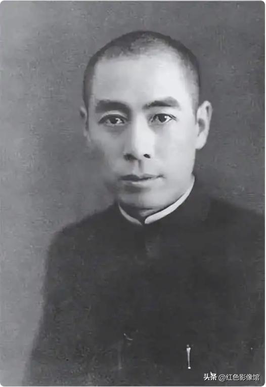 西安事变期间的周恩来
宋人张道洽在《梅花七律》中写道：“清白家风不染尘，冰霜气骨