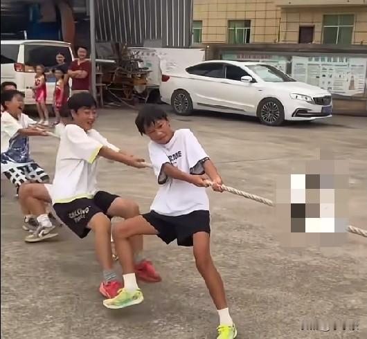 贵州玉屏一村干部暑假组织孩子们运动和学习，最初他是看到自己的女儿总是玩手机，于是