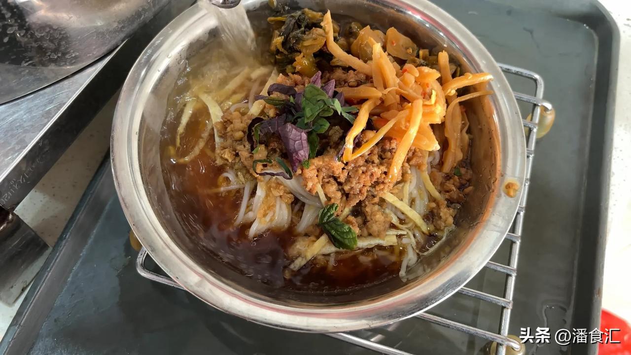 南宁那马镇生榨米粉小店，7元一碗，味道真不错！
     今天从市区乘坐811路