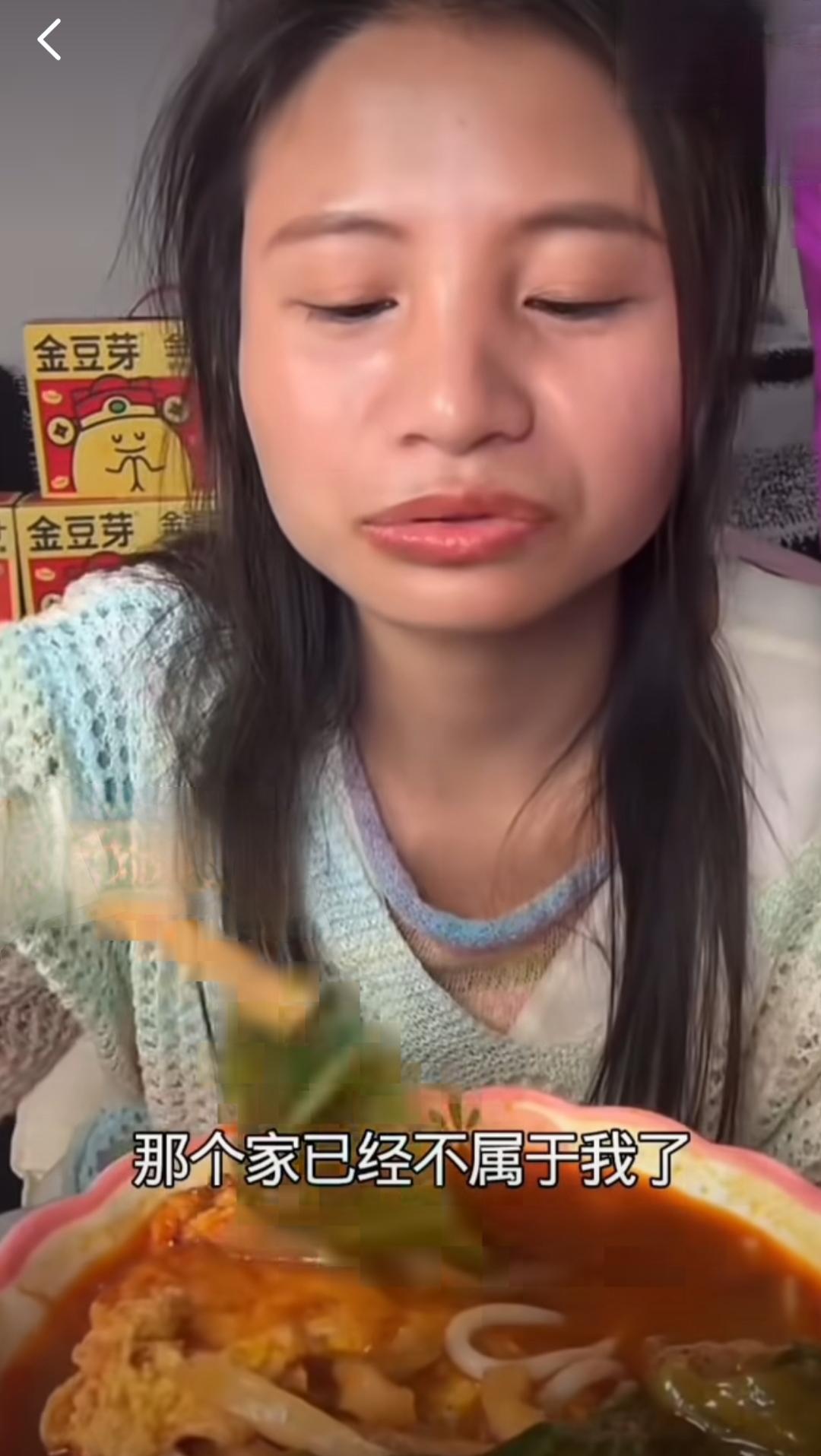 凭借记录农村真实生活走红、坐拥数百万粉丝的网红小英，最近自曝了一段让人揪心的经历