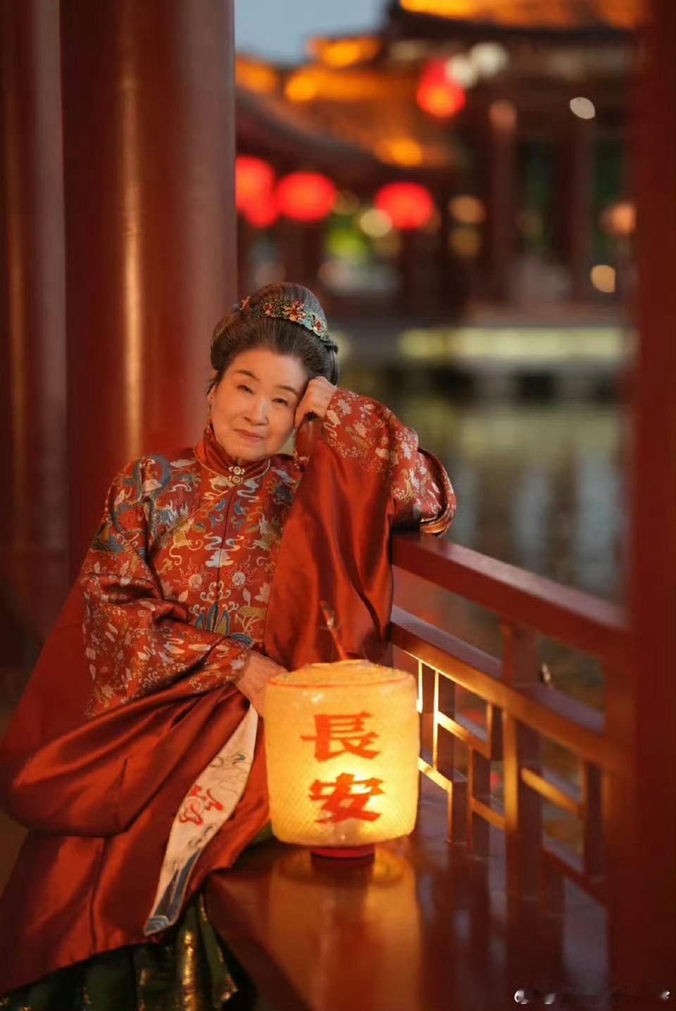 老年人还是闯进了汉服赛道  现在老年人穿汉服都成潮流了，我身边就有不少爷爷奶奶喜