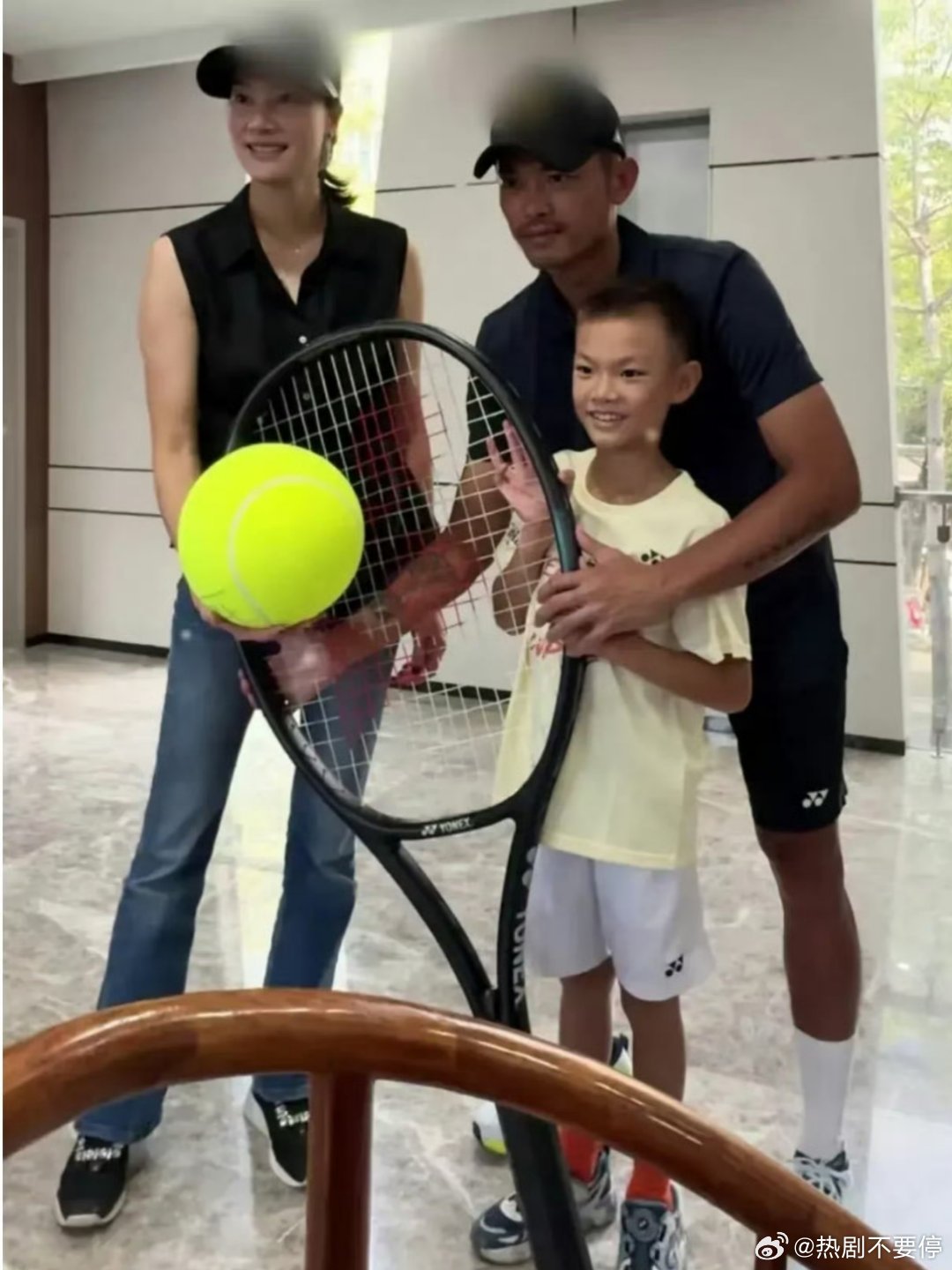 林丹回应不让儿子学羽毛球如果他的小孩也学羽毛球的话，基本上一辈子都脱离不了父辈荣