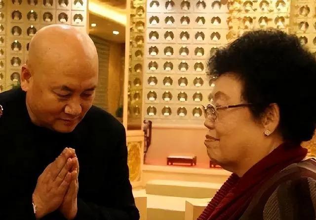 有一次，郭德纲去迟重瑞家做客，进屋就问：“你这把椅子多少钱？”迟重瑞回答说：“没