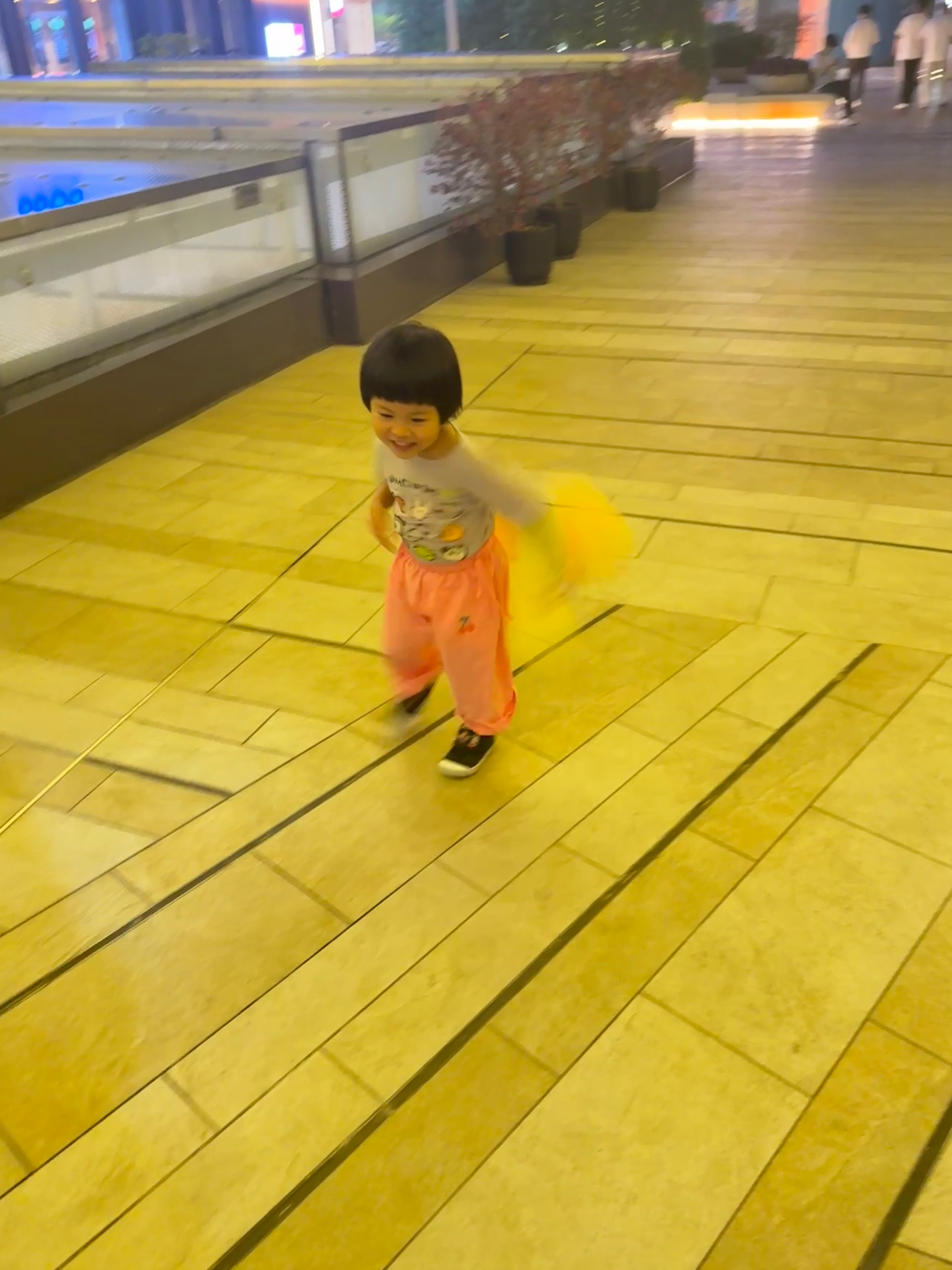 吃完饭要走了，看到店员在拆另一桌的生日装饰，球宝跑过去看气球，又问人家服务员：气