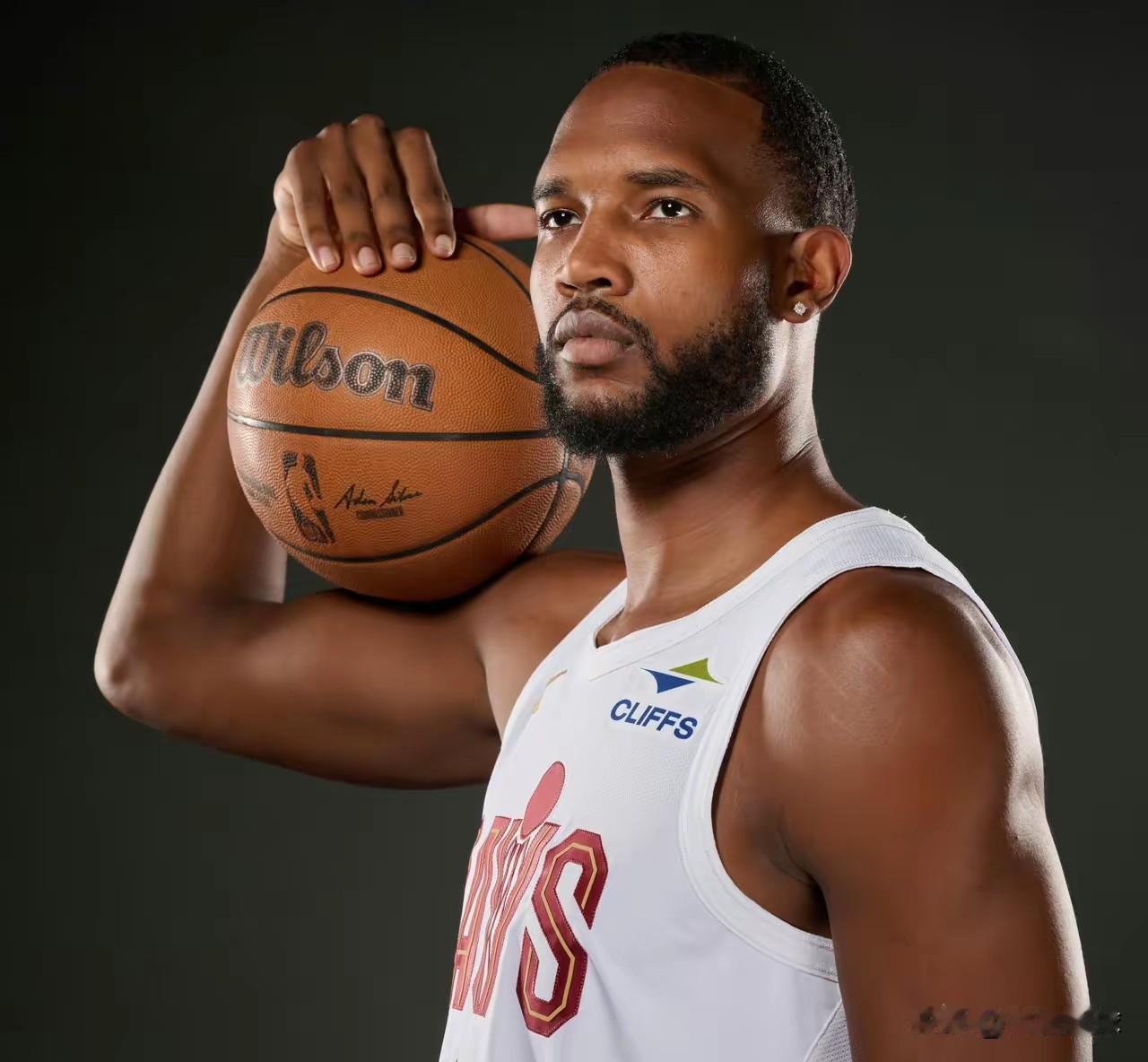 莫布里和阿伦在哈登身边得吃得喝。哈登就需要能善于吃饼的中锋，只要包夹哈登，中锋就