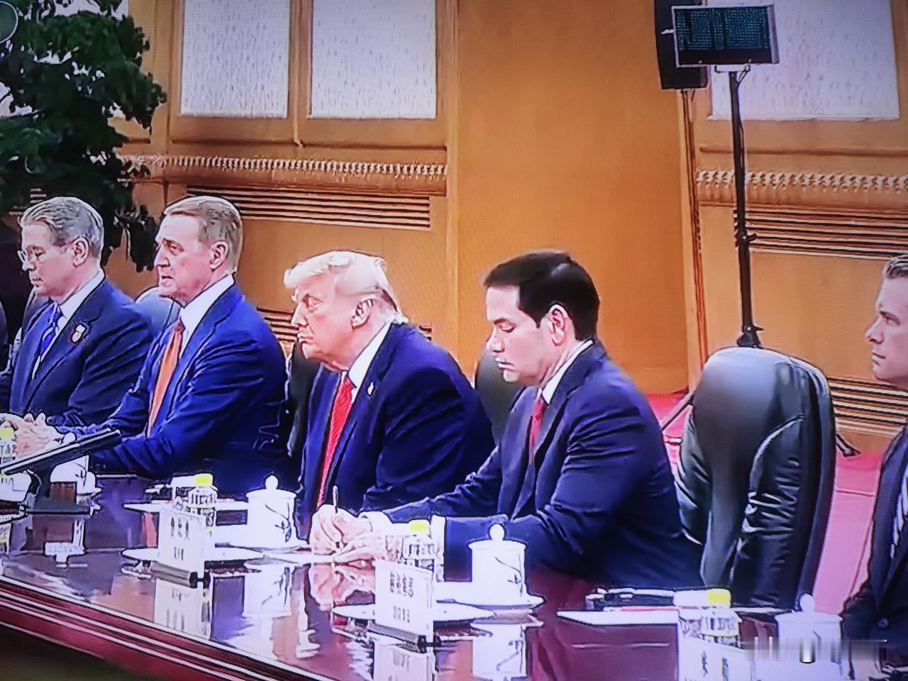 特朗普访华引发了连锁反应。首先日、韩、菲这些反华国家心里是苦的，看着自己的主子那