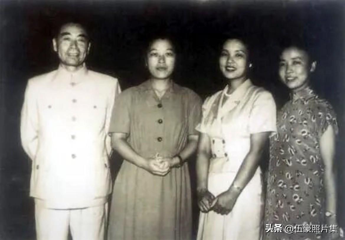 1955年10月1日国庆晚宴上，周恩来总理和三位《白毛女》“喜儿”的合影，左起：