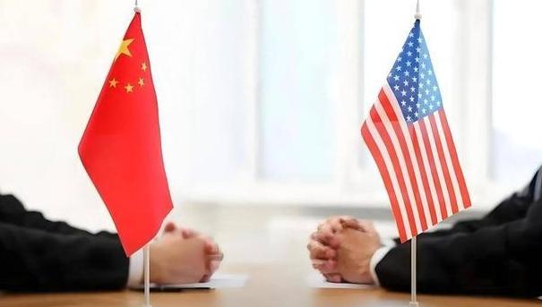 在英国留学的经济学博士岳建勇发出警告，别看现在中国经济是世界第二，但是还有两个大