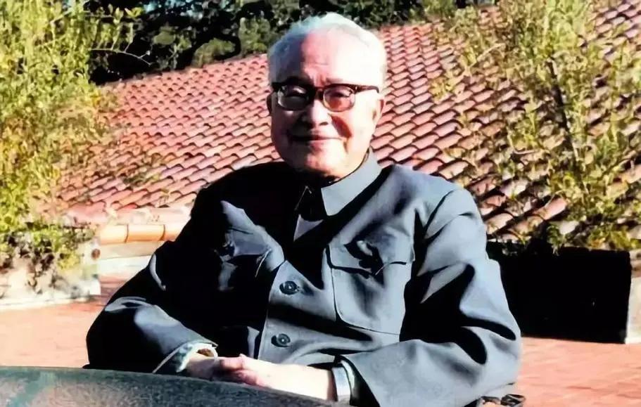1949年初，沈从文决定自杀。他把手指插进电插头，结果被长子发现，一脚踹开没死成