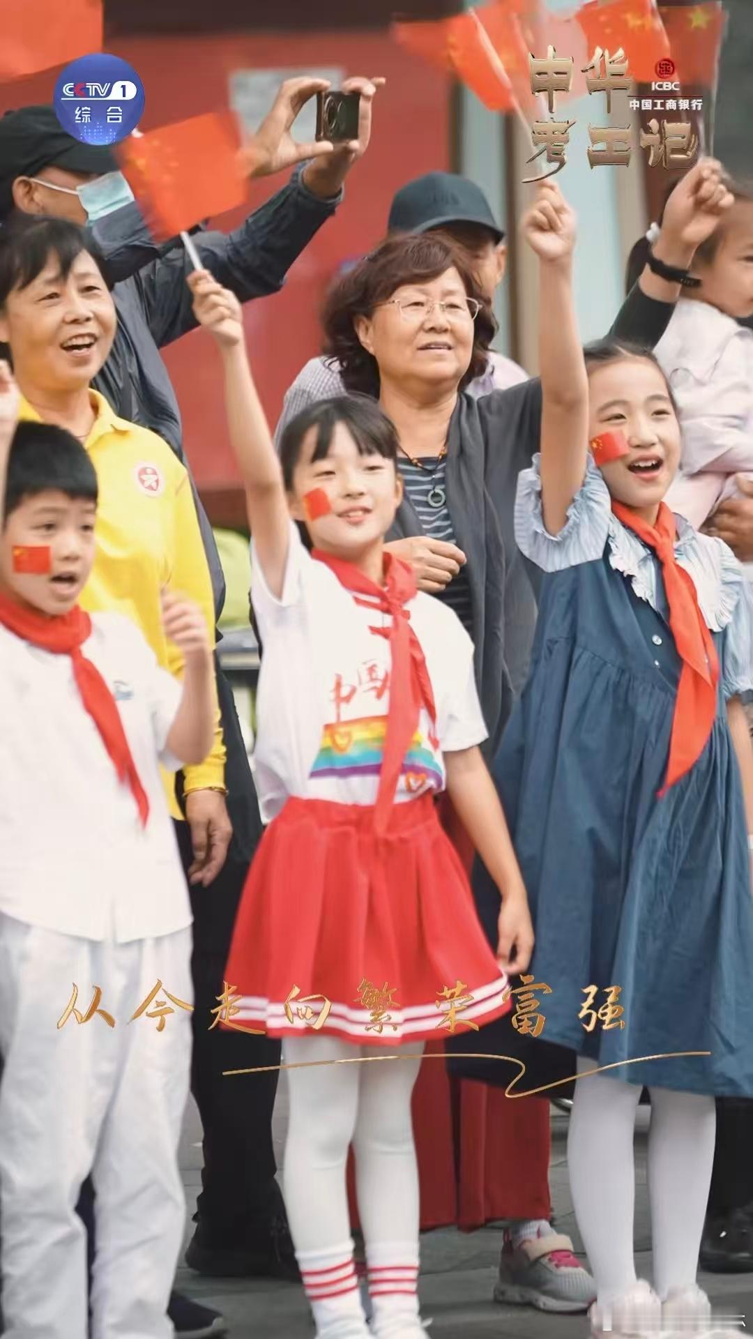 机器人穿马面裙街头弹奏 除了机器人乐队，还有清华大学老教师合唱团、工厂工匠，连少