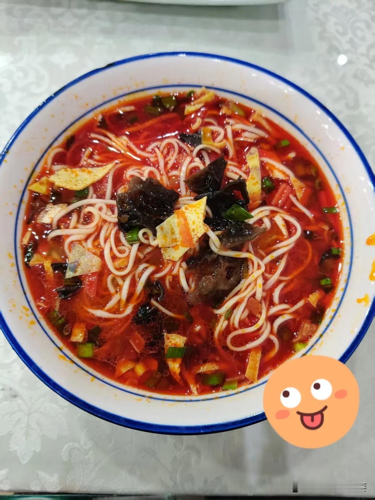 一碗红亮的岐山臊子面，仿佛把陕西的烟火气都浓缩在碗里。

细长的面条吸饱了酸辣鲜