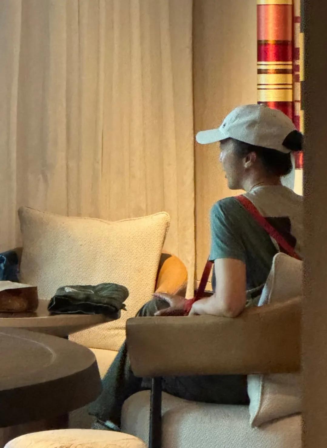 汤唯带女儿去游泳被偶遇。

昨天晚上，有网友发文称，游完泳在浴室遇到汤唯，本人好