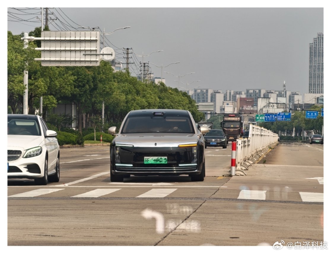 今天路上遇到一辆尊界S800，真是漂亮 