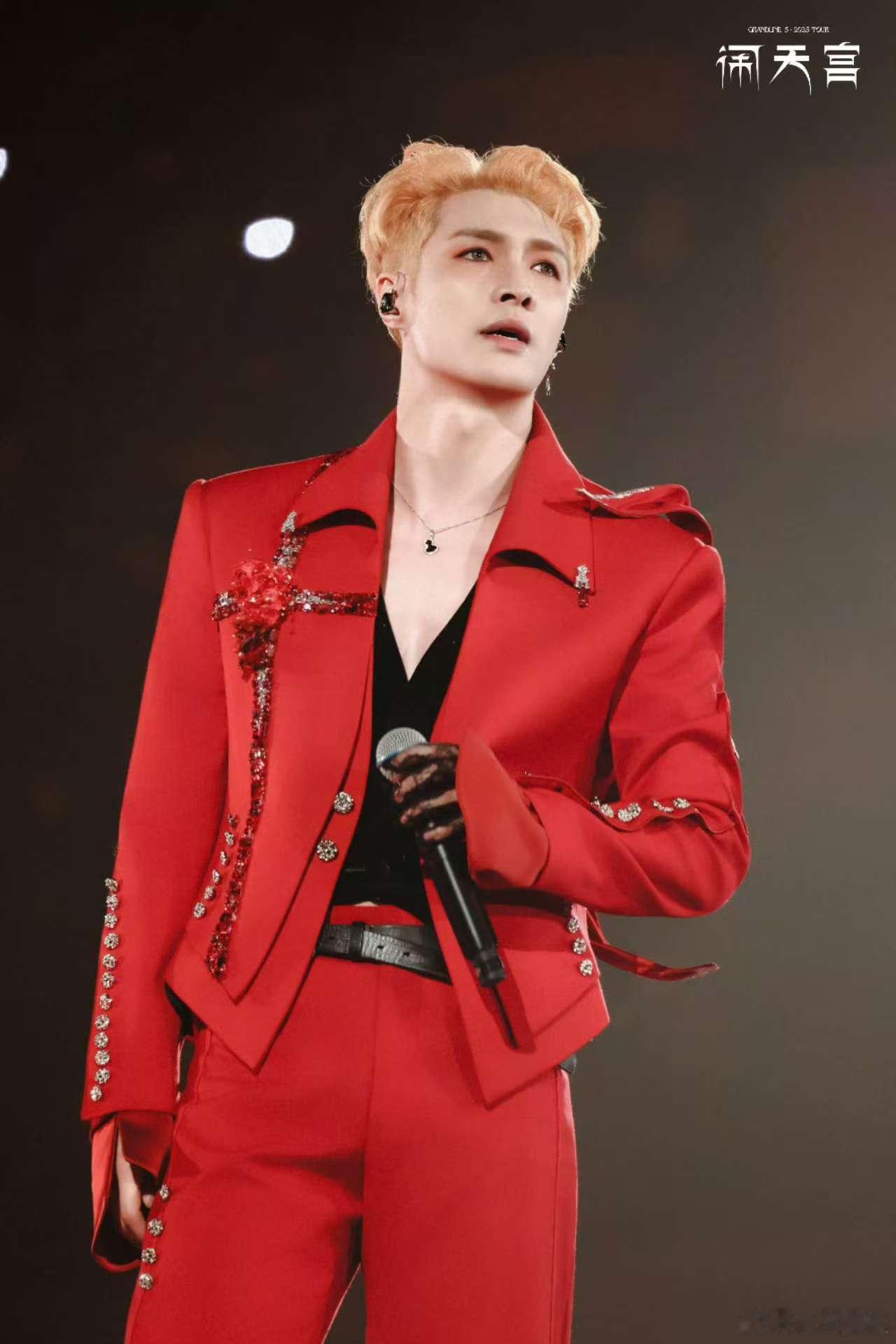 张艺兴深圳站舞台照张艺兴深圳站Day1张艺兴深圳站Day1，哇塞哇塞，[抓狂][