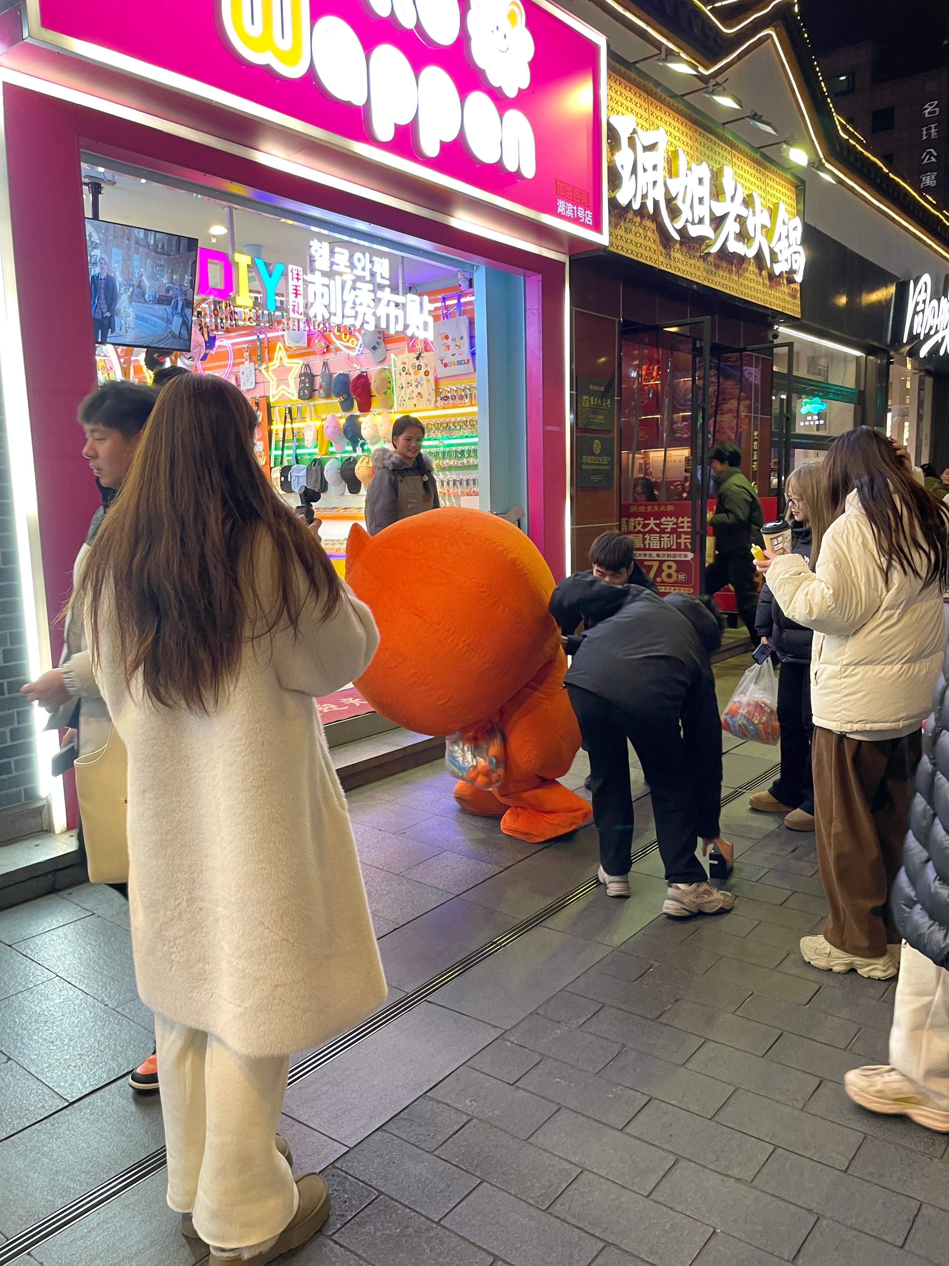 跨年夜西湖偶遇淘小宝，你们遇到了吗？还收到淘小宝发的暖宝宝，还好有暖宝宝，今年跨