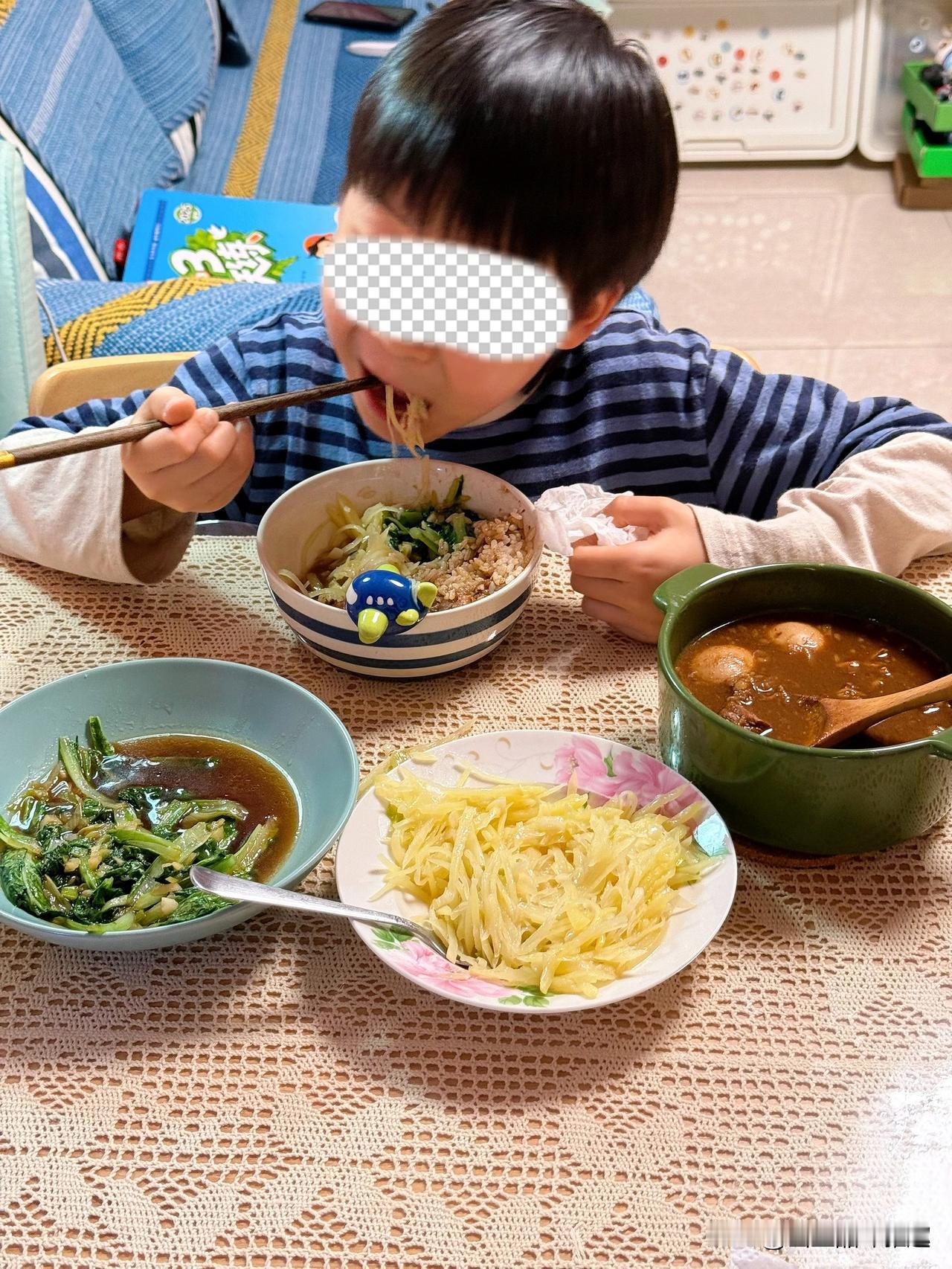 “真想找个地缝钻进去！”一家人正在吃晚饭，谁知，孩子当着爷爷奶奶和爸爸妈妈的面，