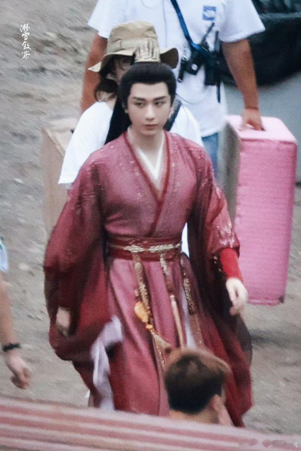 🍉赴山海9月上。 ​​​什么都别说了我想看这个红衣成毅 ​​​