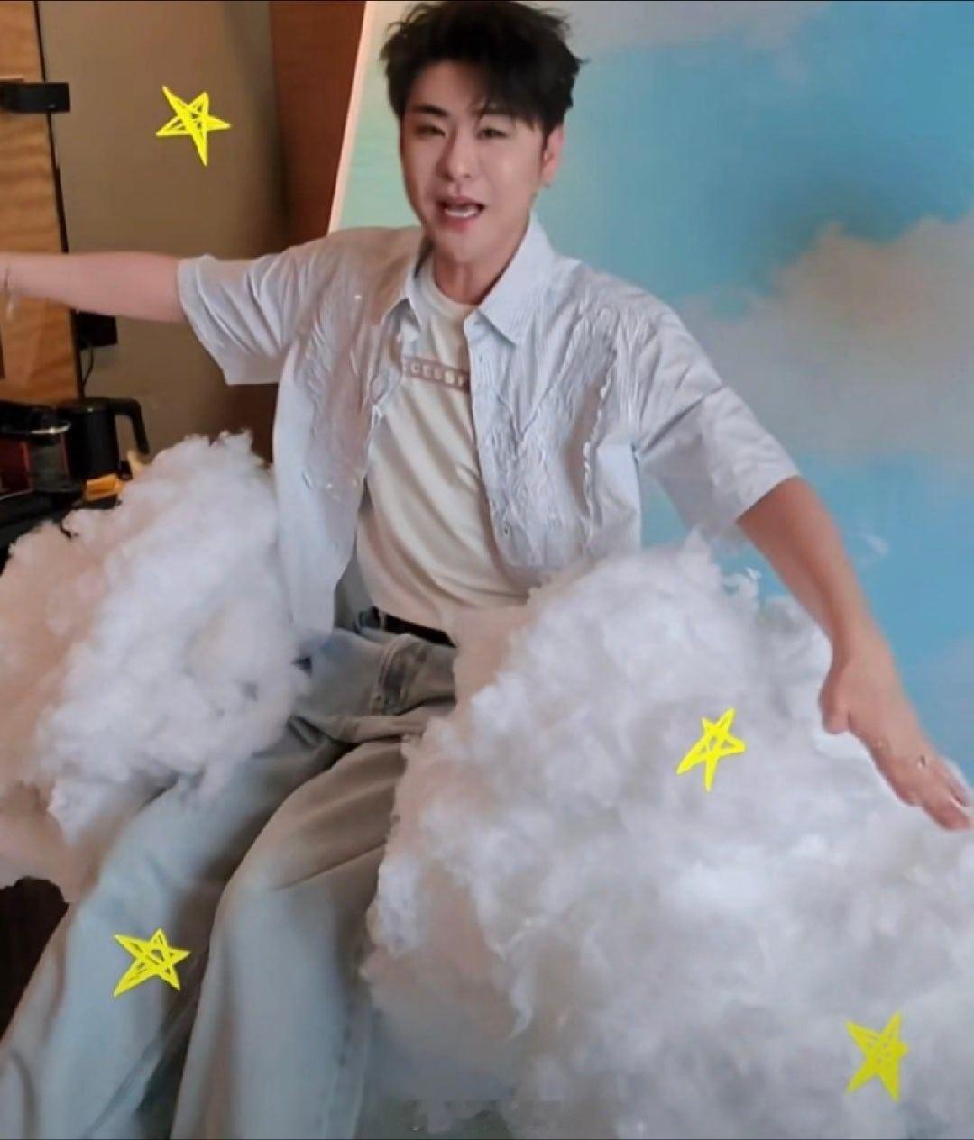 张云雷[超话]张云雷靠近你演唱会    小伙伴:“王二姐思夫你学了吗？”   我