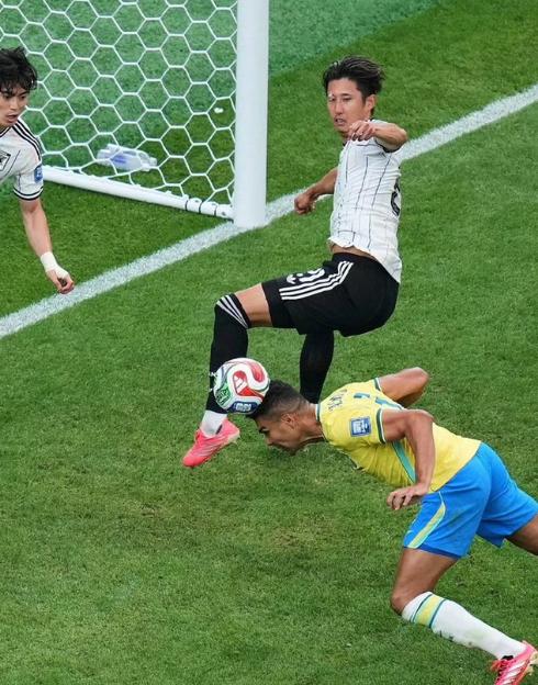 日本成了笑话！日本队1:2不敌巴西，主教练被曝光曾向首相承诺，将努力把大力神杯拿