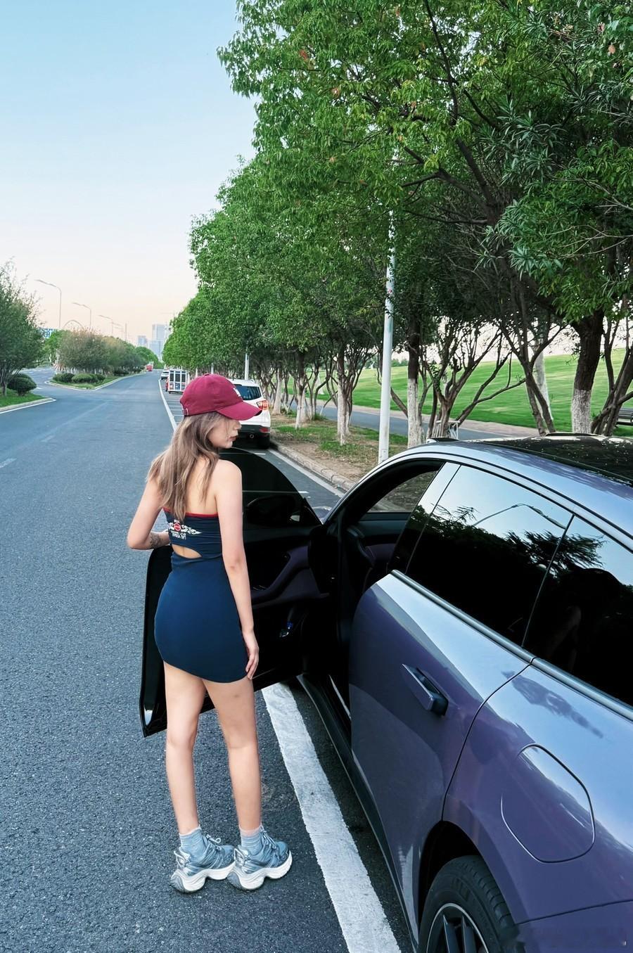 我的蔚来这样「紫」很喜欢ec6的原厂紫，当时5t没有这款颜色，所以当时定了黑色外