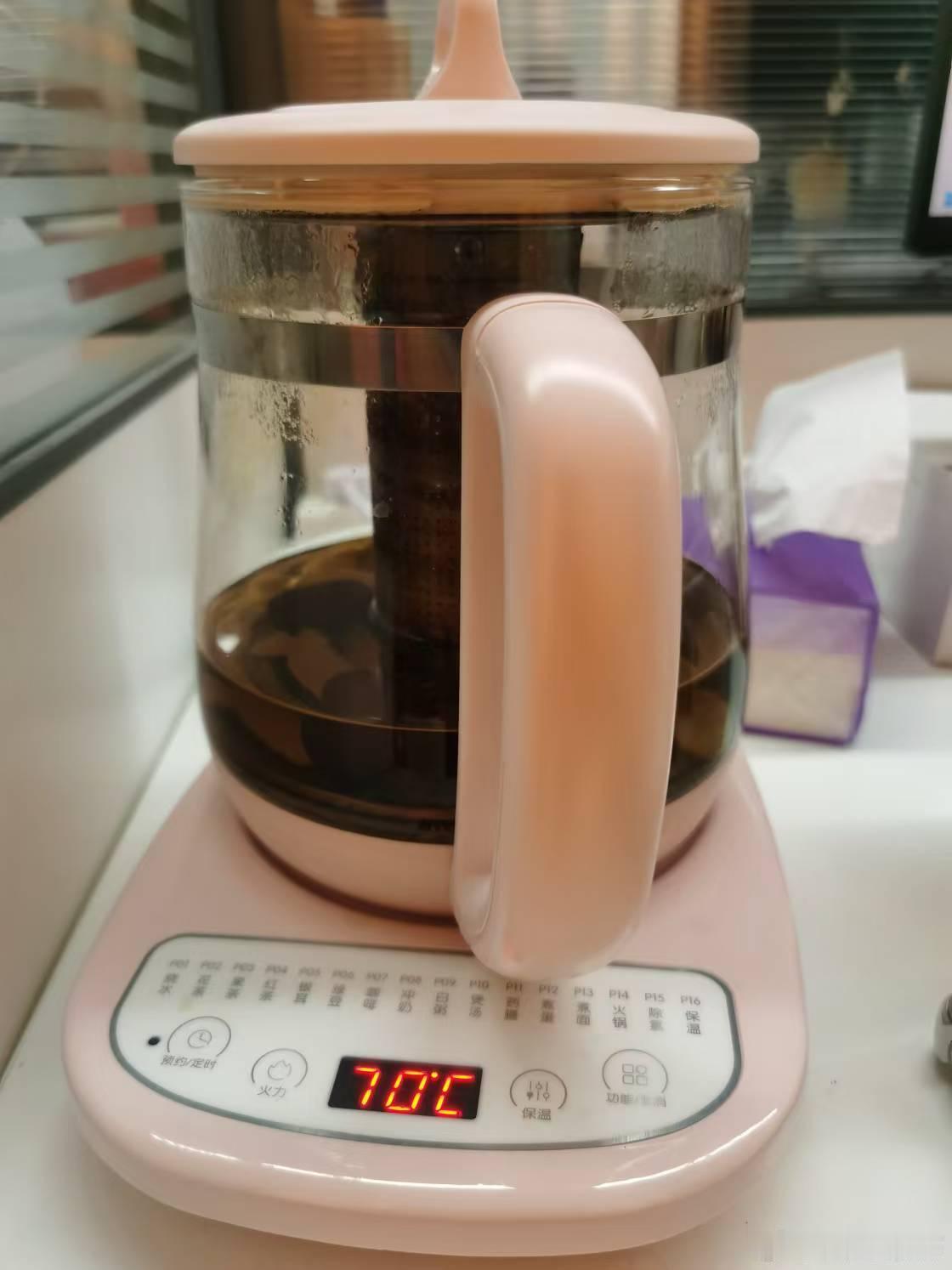 现在办公室的小桌上基本人手一个小养生壶，我自己是有两个，图2是小的，放办公室，自