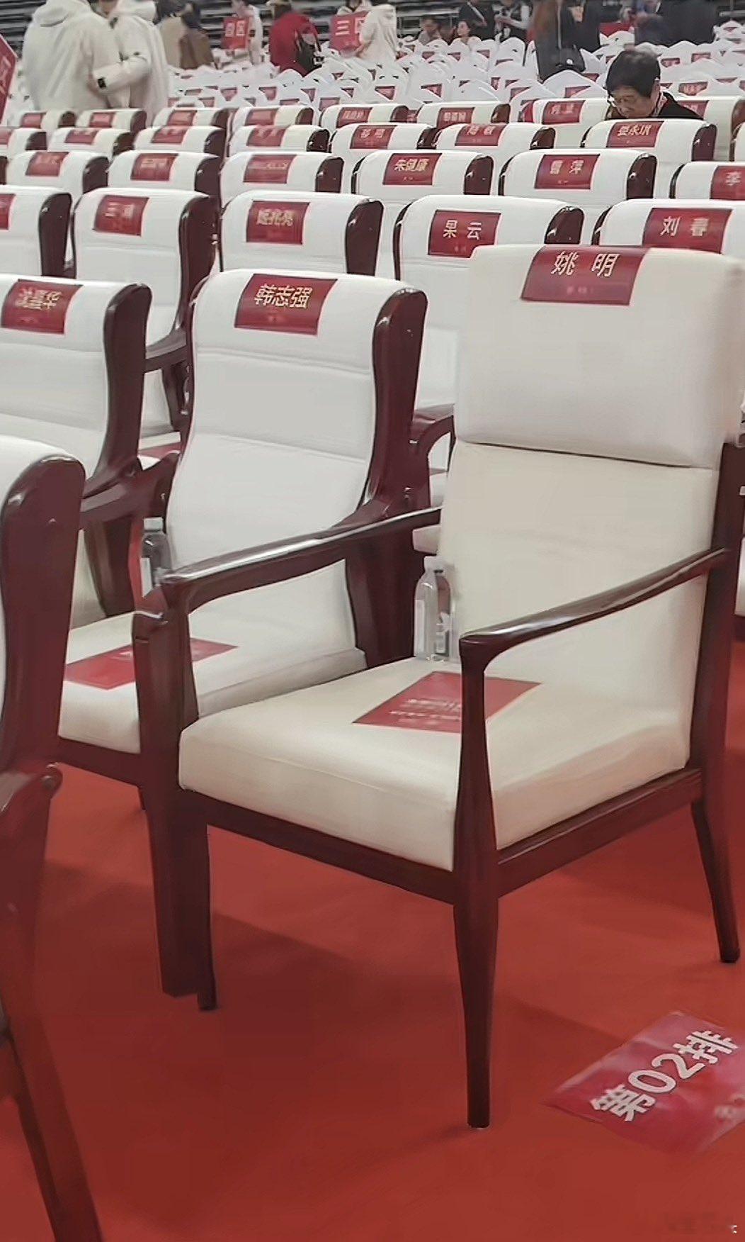 姚明这张像是被AI处理过的，看起来都有4米高了…